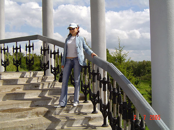 Photo the girl on porch